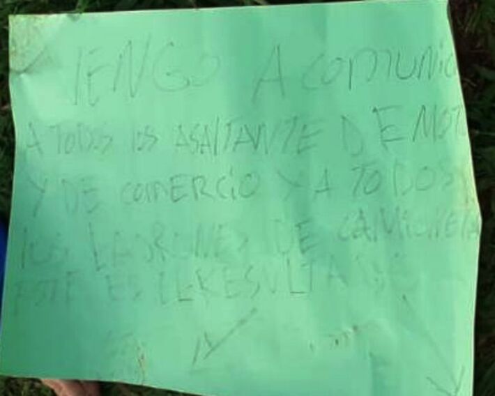 Cartaz com aviso foi deixado ao lado de corpo de homem morto na tarde destas quinta-feira em Ponta Porã (MS)