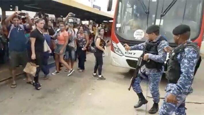 Momento em que guarda municipal de Campo Grande aponta arma para população durante protesto no terminal de ônibus de Campo Grnade
