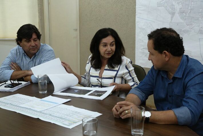 Prefeita Délia Razuk e o procurador-geral Sergio Henrique em reunião com o presidente da Sanesul, Walter Carneiro Junior, para discutir renovação do contrato de concessão