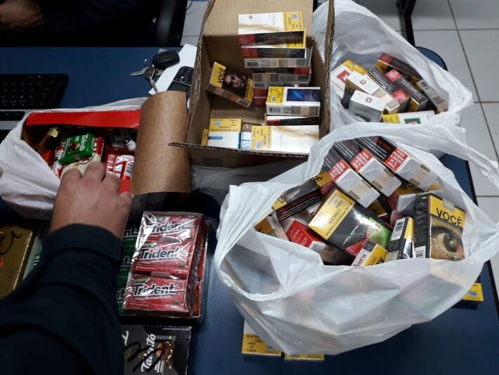 Cigarros, chocolates e balas que ladrão separou em restaurante