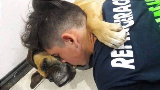 Jovem abraçado à cadela Magui, que morreu após sofrer com fogos de artifícios