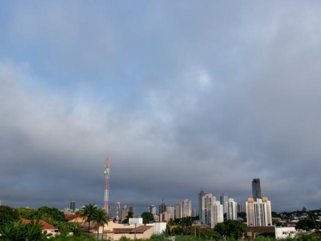 Campo Grande com céu nublado no início desta terça-feira.