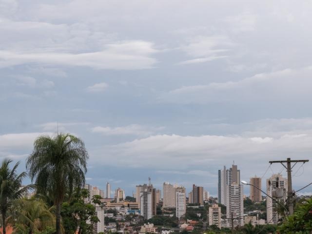 Céu parcialmente nublado no bairro Itanhangá, em Campo Grande