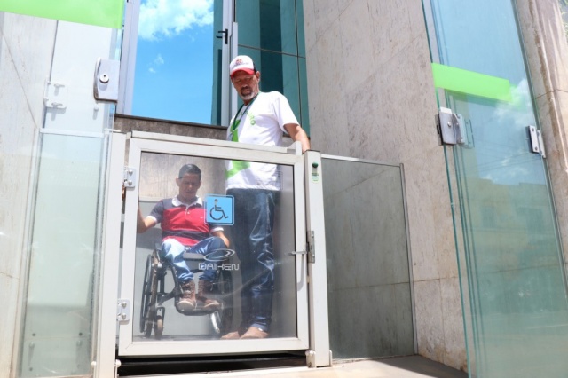 Trabalhador deficiente físico chega à Funtrab por rampa de acesso