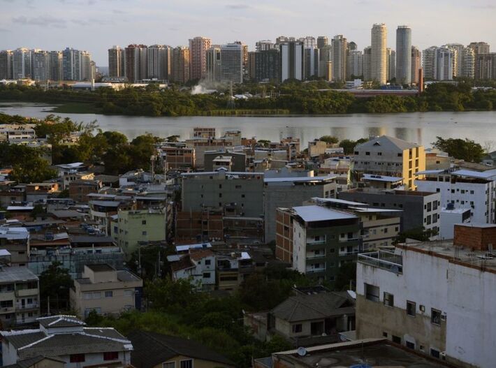Vista da comunidade da Muzema, na zona oeste do Rio de Janeiro: desigualdade de renda é 1 dos fatores considerados do cálculo do IDH