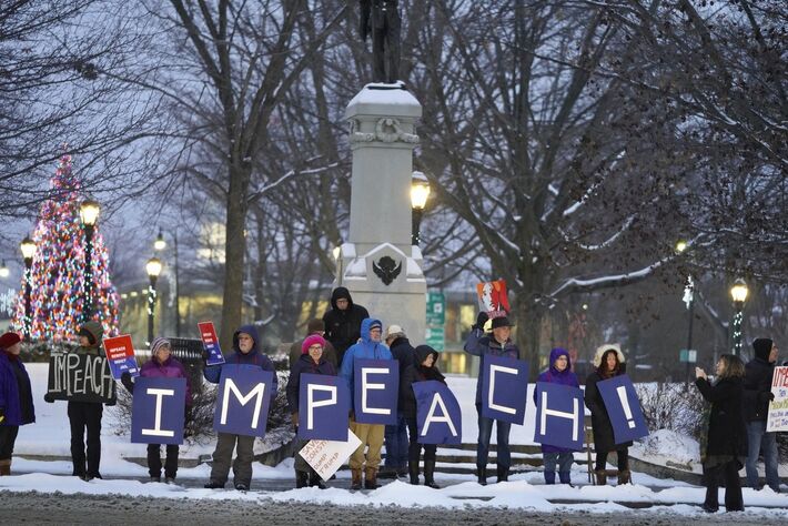 Em pequeno número, manifestantes pedem impeachment de Donald Trump em Pittsfield, Massachussets