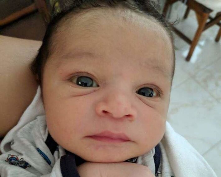 Gabriela Schoenacher Moraes, a mãe de Theo, disse que o bebê foi levado para o hospital por sentir desconforto abdominal e refluxo após ingerir uma fórmula à base de leite em pó