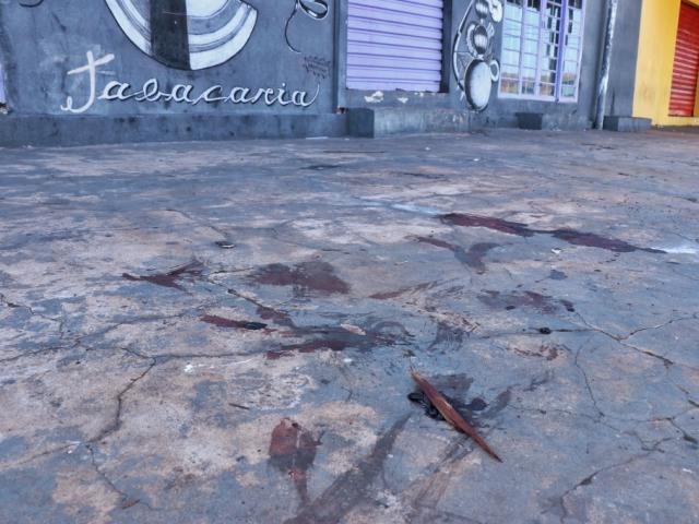 Na manhã desta segunda-feira, sangue ainda estava na calçada em frente à tabacaria