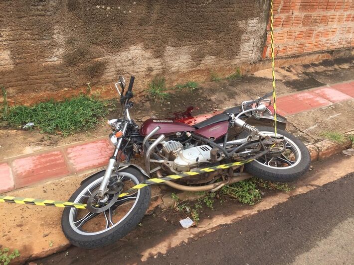 Moto da vítima ficou caída no canteiro às margens da rua Bauru | MS Notícias