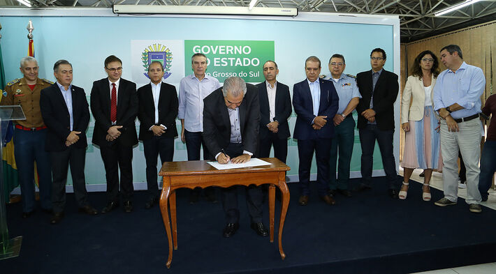 Governador Reinaldo Azambuja assina autorização da continuidade do concurso