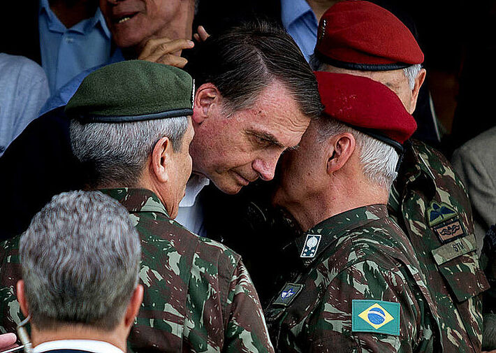 Bolsonaro conversa com o General Luiz Eduardo Ramos Baptista Pereira, em cerimônia de graduação de militares na Vila Militar, Rio de Janeiro