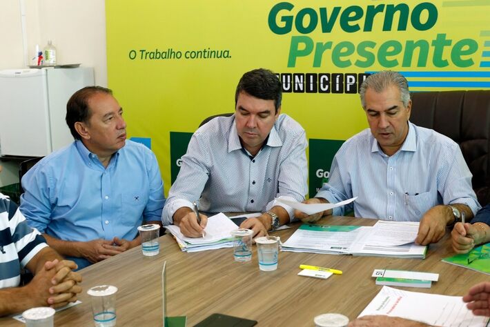 Gerson Claro durante trabalhos em Sidrolândia ao lado de Reinaldo Azambuja entre eles o secretário da Segov, Eduardo Riedel