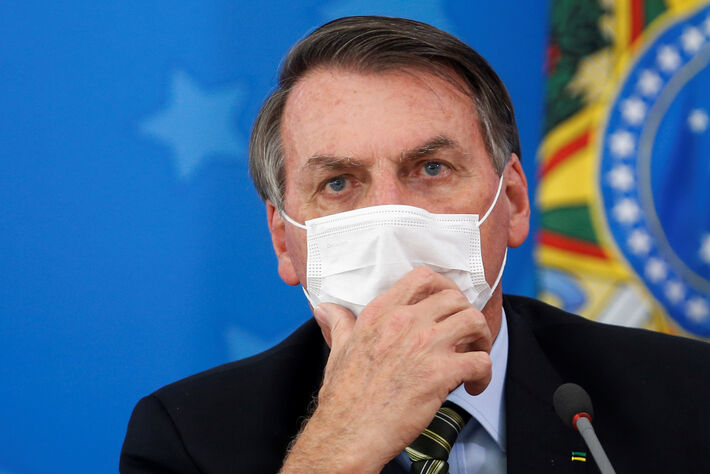 Bolsonaro usa máscara durante coletiva em Brasília sobre medidas para controlar a disseminação do novo coronavírus no país