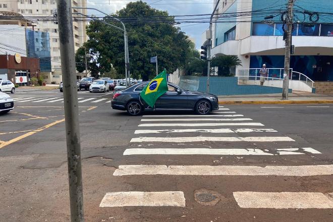 Alguns carros de luxo desfilaram com bandeiras do Brasil pela Avenida.