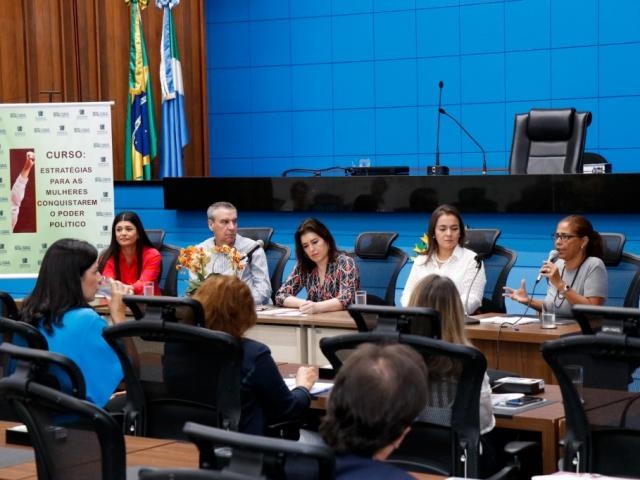 Deputada Rose Modesto (PSDB), ao lado do presidente da Assembleia, Paulo Corrêa, da senadora Simone Tebet, da vice-prefeita, Adriane Lopes e de Maria Rosana, durante evento