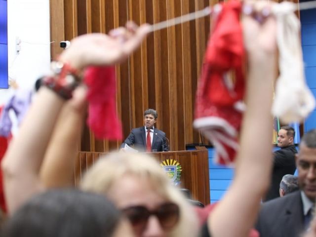 Rinaldo Modesto (PSDB) tentou discursar, mas teve fala encoberta por palavras de ordem