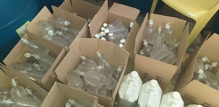 Embalagens onde seria colocado o álcool gel fabricado de forma clandestina em MS