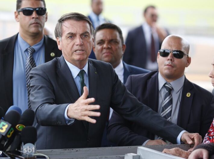 O presidente Jair Bolsonaro em frente ao Palácio da Alvorada