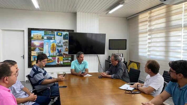 O prefeito Marquinhos Trad esteve reunido com os secretários discutindo detalhes do decreto.