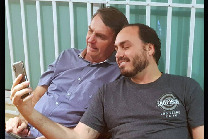 O presidente Jair Bolsonaro e seu filho Carlos, vereador do Rio