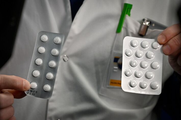 Médico mostra cartela de cloroquina e hidroxicloroquina, drogas que estão sendo estudadas contra o novo coronavírus