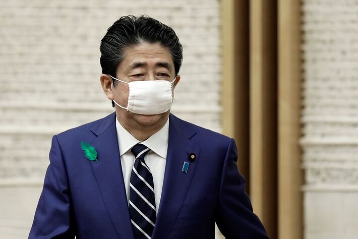 Primeiro-ministro japonês, Shinzo Abe, participa de entrevista coletiva na sua residência oficial em Tóquio, nesta sexta-feira (17)