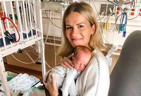 Mãe abraça filha pela primeira vez após dar à luz em coma por causa da Covid-19
