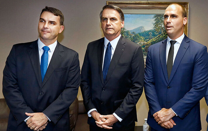 À esquerda Carlos Bolsonaro