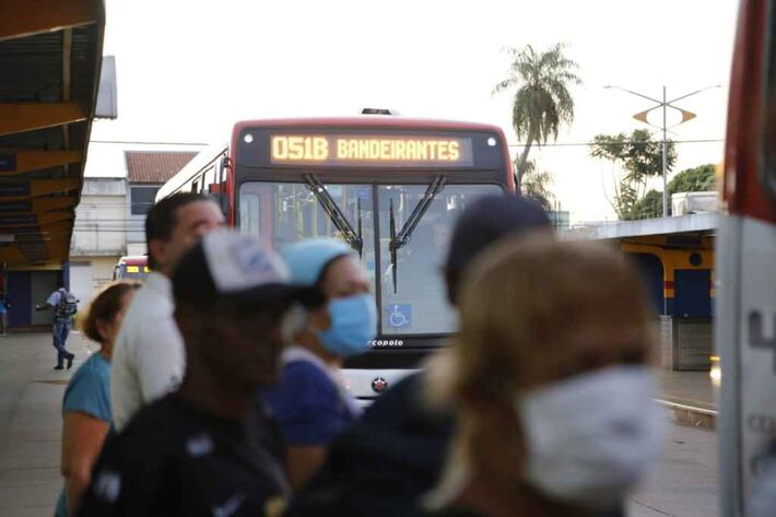 Empresas de ônibus ameaçam suspender transporte coletivo se não tiver socorro financeiro da prefeitura (