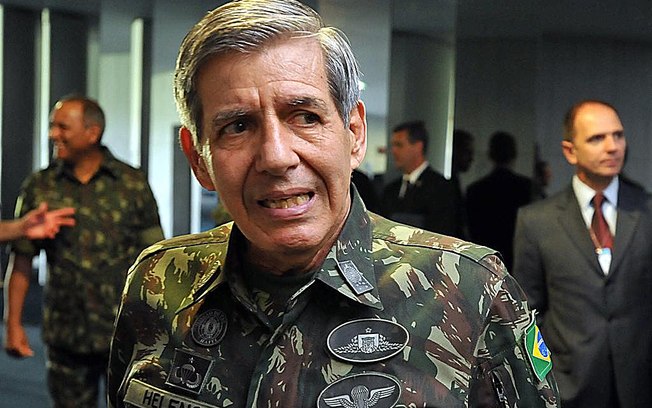 General Augusto Heleno, ministro do GSI, falou em "consequências imprevisíveis" com possível apreensão do celular de Bolsonaro