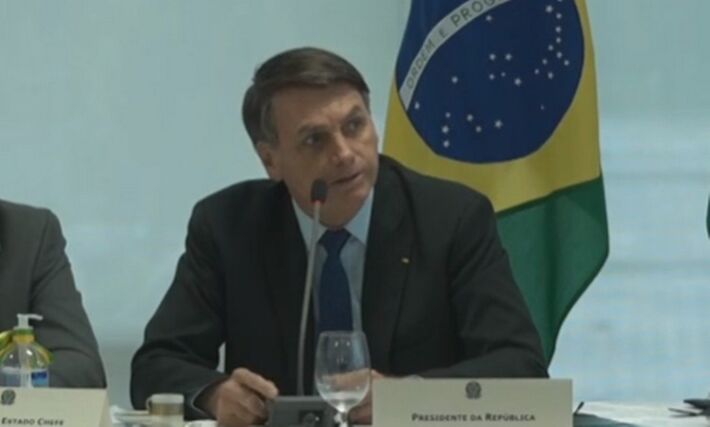 Imagem registra o momento em que Bolsonaro começou a falar sobre troca na segurança: presidente se dirigiu àqueles que estavam posicionados em seu lado esquerdo (inluindo Sergio Moro, sentado ao lado do vice Hamilton Mourão)