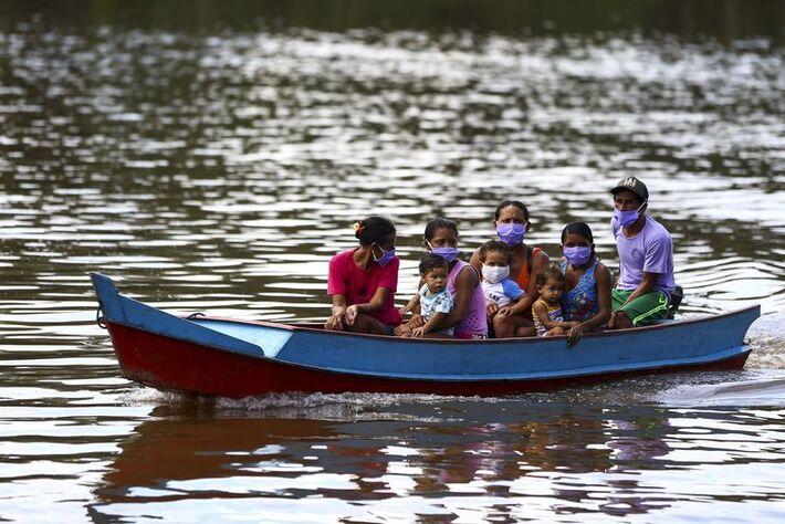 Ribeirinhos do Marajó cortam os rios para receber cestas básicas