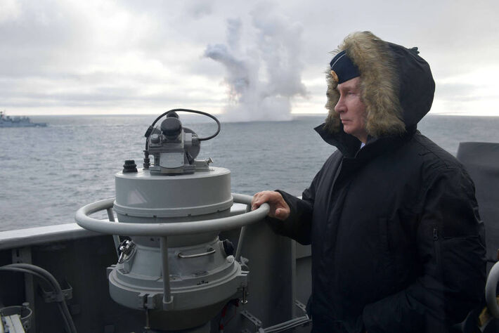 Putin a bordo de um cruzador durante exercício naval no mar Negro, em janeiro