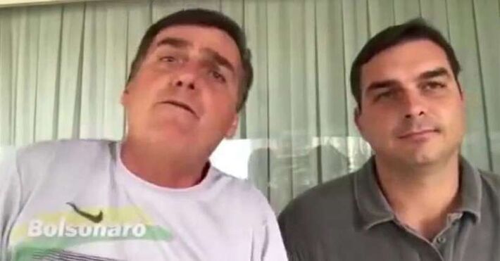 No vídeo publicado nas redes sociais de Eduardo Bolsonaro (PSL), Flávio Bolsonaro (Republicanos) aparece ao lado do pai Jair Bolsonaro (sem partido)