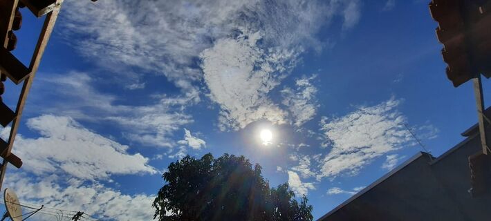 Sol entre nuvens nesta tarde em Campo Grande