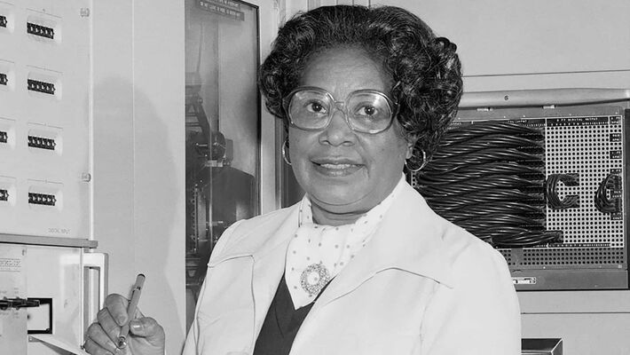 Mary Winston Jackson (1921–2005) superou com sucesso as barreiras da segregação e preconceito de gênero para se tornar uma engenheira aeroespacial profissional e líder em garantir oportunidades iguais para as gerações futuras