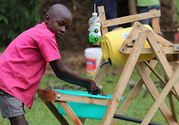 Stephen Wamukota, 9 anos, de Siboti Ward, em Bumula, Bungoma County, mostra como sua inovadora máquina de lavar as mãos funciona.