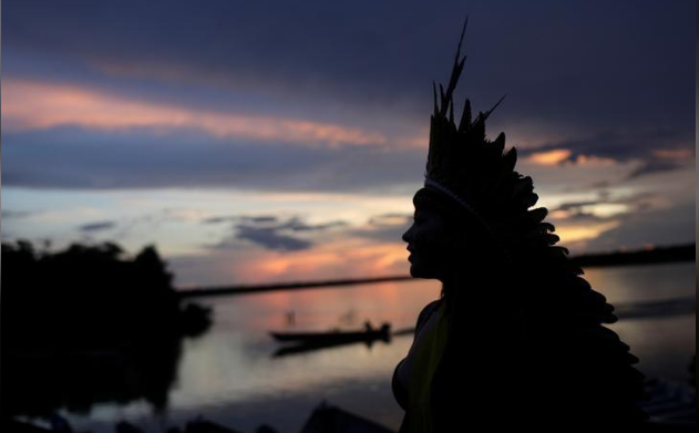 Líder indígena caminha próximo ao rio Xingu no Mato Grosso 15/01/2002
