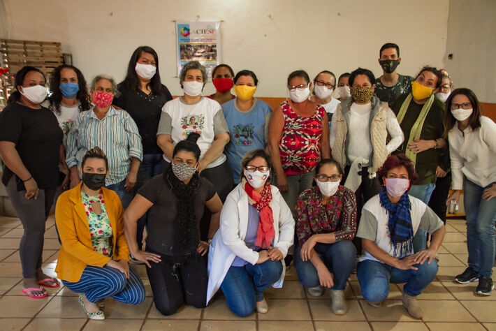 Ceureci e parte da equipe envolvida na produção das voluntárias envolvidas na produção das máscaras