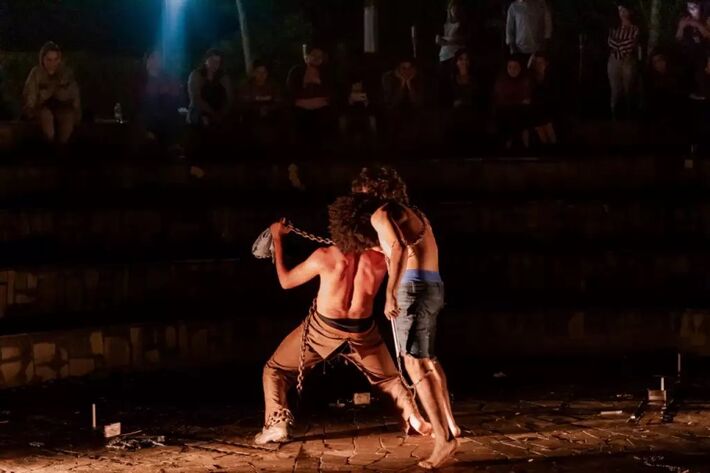 Peça de teatro "Cérebro Edgar", do Grupo Teatral Fata Um - apresentação no Teatro de Arena Helena Meirelles – Parque dos Poderes, em Campo Grande. Foto: Reprodução