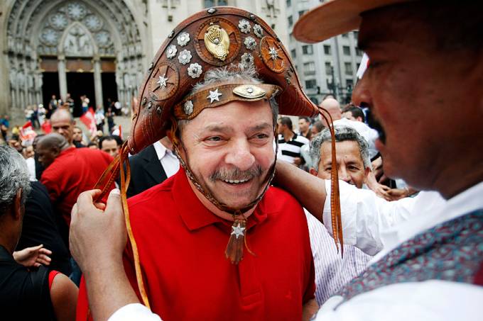Luiz Inácio Lula da Silva recebe chapéu em evento com Fernando Haddad no centro de SP, em 05/10/2012 eo