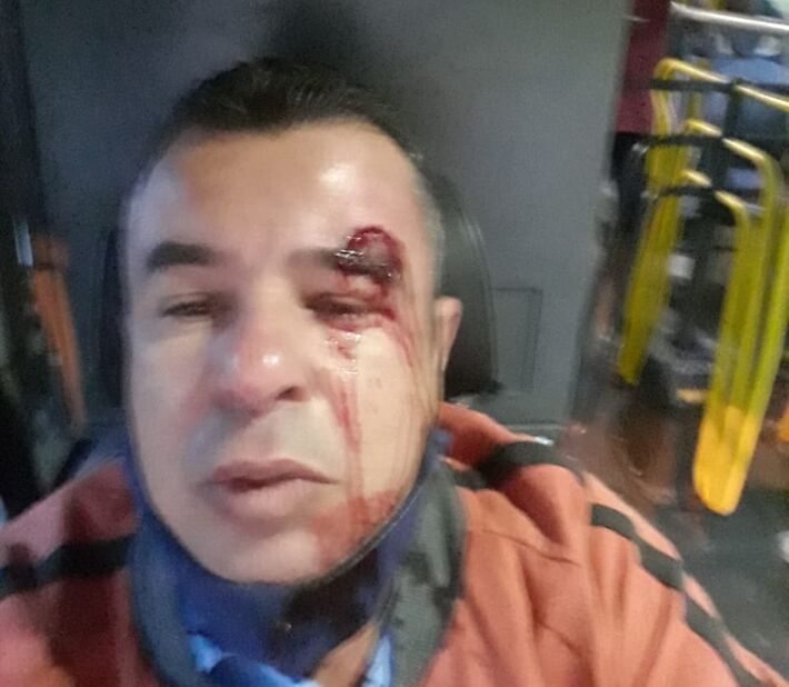 Motorista de ônibus é agredido por passageiro que foi cobrado por estar sem máscara.