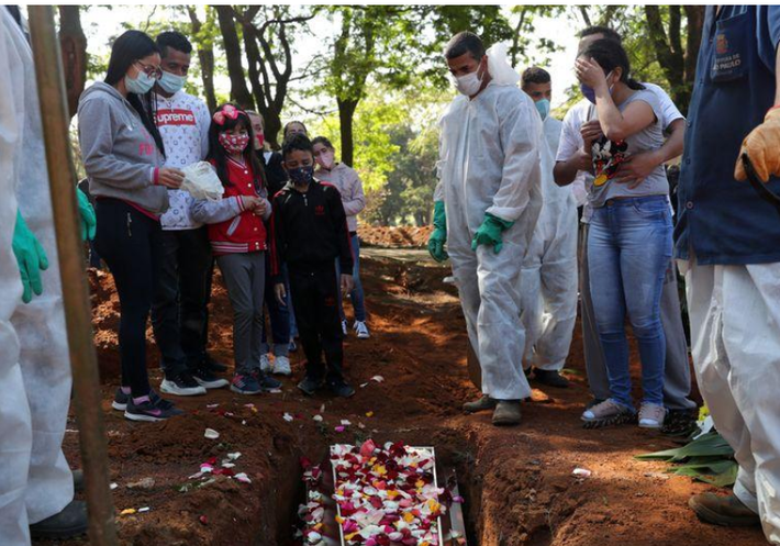 Sepultamento de idosa que morreu com suspeita de Covid-19, em cemitério em São Paulo 06/08/2020