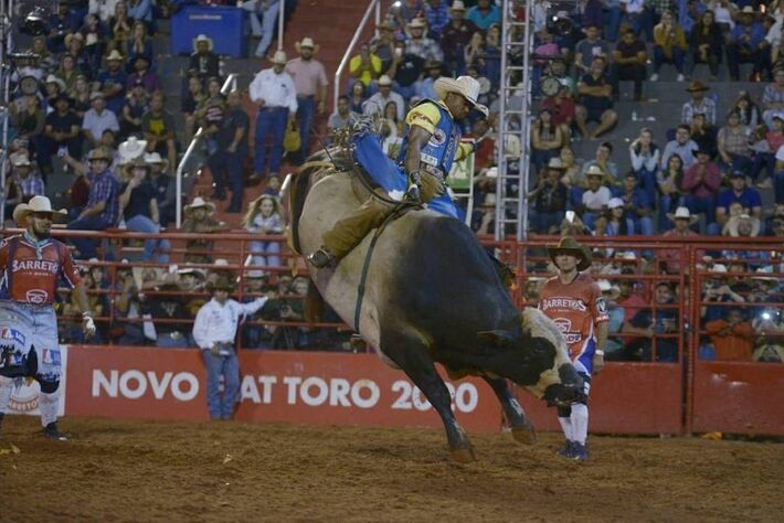 O peão Daniel Batista de Lima, 21, em montaria que valeu o título de campeão do Barretos International Rodeo