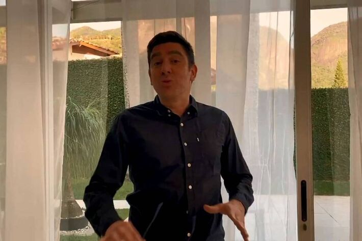 Marcelo Adnet parodia o secretário de Cultura Mario Frias na série Sinta-se em Casa, do Globoplay