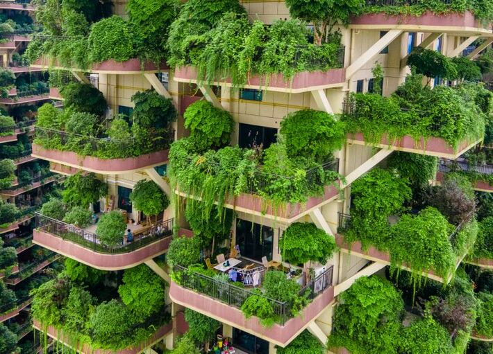 Varandas no complexo de edifícios residenciais Qiyi City Forest Garden são invadidas por plantas na cidade de Chengdu