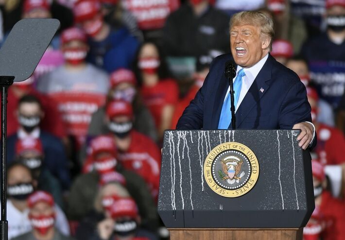 Donald Trump fala durante comício de campanha em Middletown, no sábado (26)