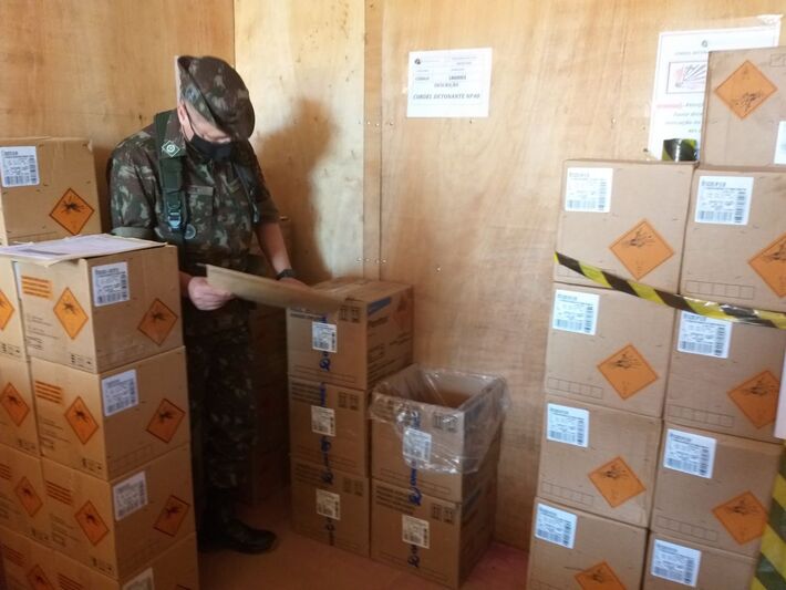 Anfo (é um explosivo produzido pela mistura de hidrocarbonetos líquidos, geralmente óleo diesel, por vezes querosene, com nitrato de amônio)