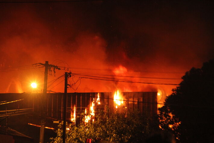 Atacadão de Campo Grande em chamas.