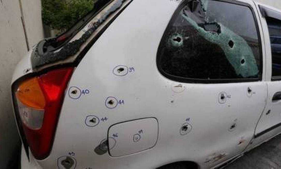 Foram encontradas 80 marcas de tiros no carro onde estavam os amigos 